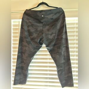 Lululemon black and gray camoflauge capris size 18